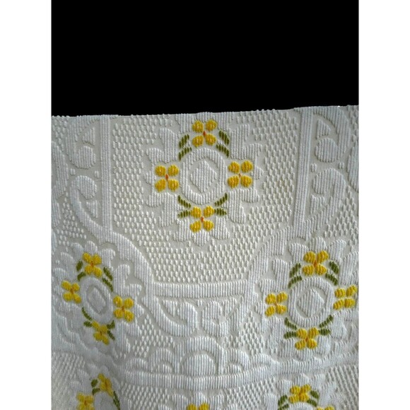 Vtg Chenille Yellow Daisy Flower Bedspread Fringe Edge 97” X 116” Full Sized - Picture 2 of 8